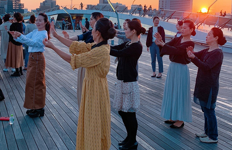 横浜大桟橋出演の際に夕陽を浴びながらレッスン風景